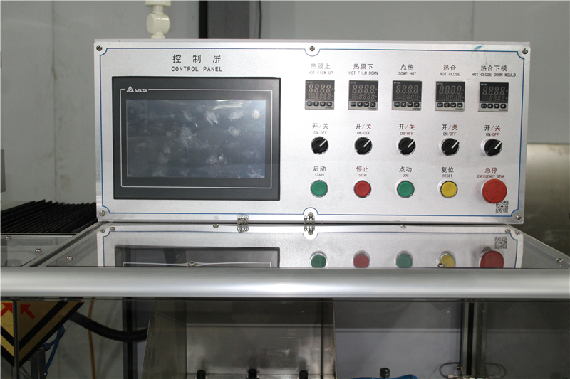 Automatický stroj na balení blistrů a etiket (13)