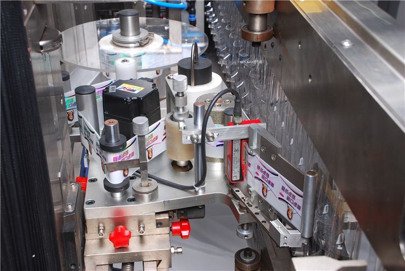 Automatický stroj na balení blistrů a etiket (8)