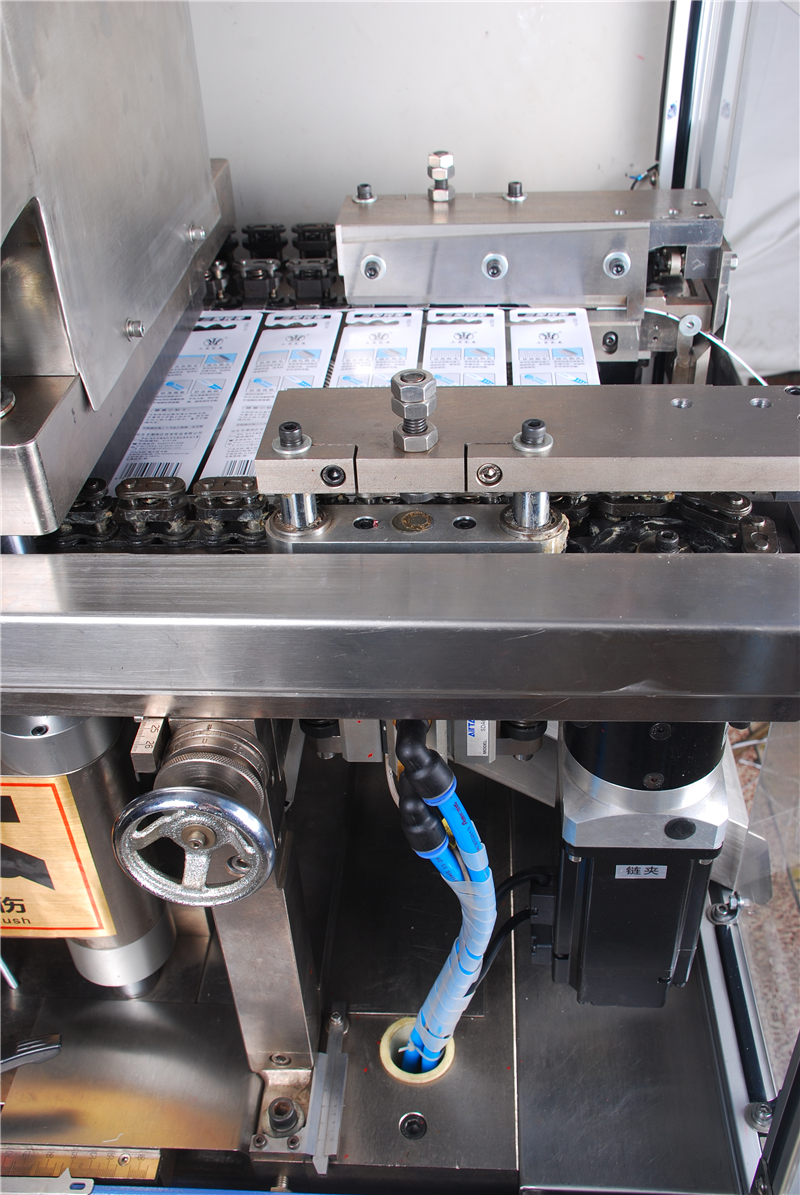 Automatický stroj na balení blistrů a etiket (9)